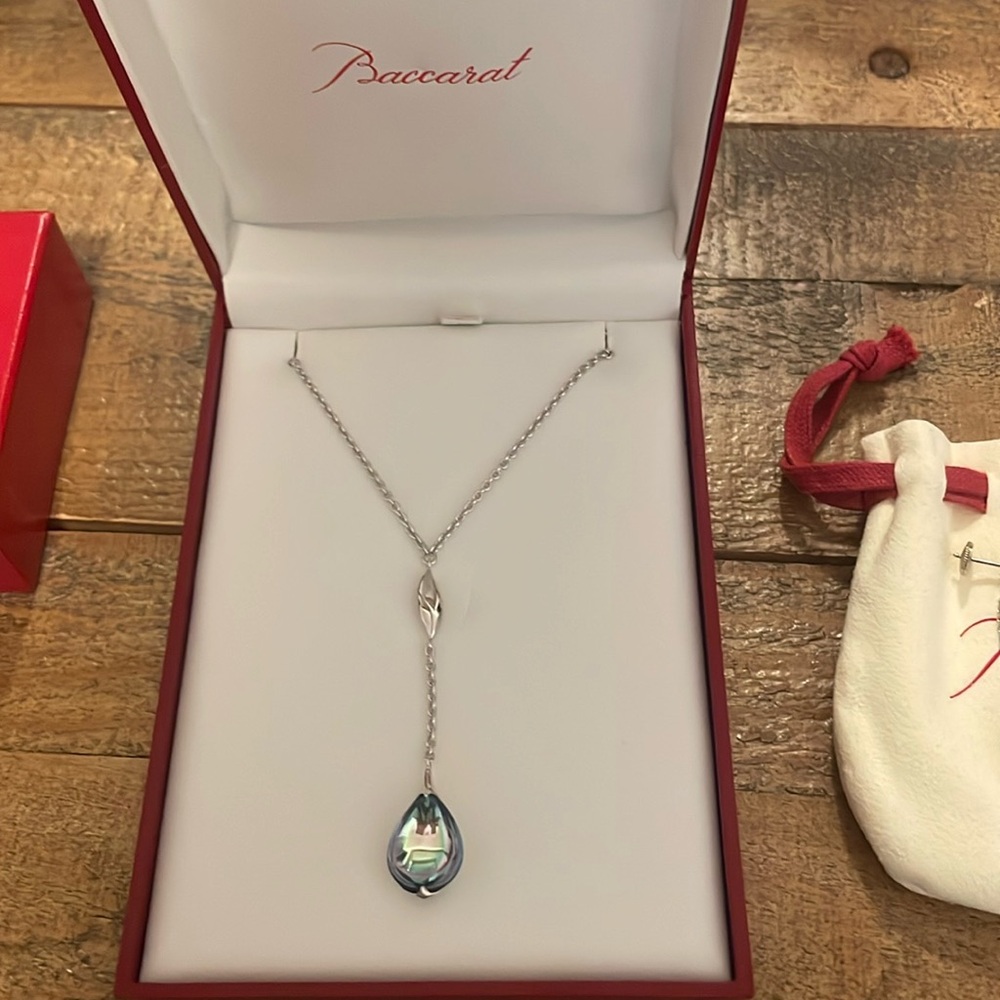 Beautiful silver choker, with aqua mirror crystal